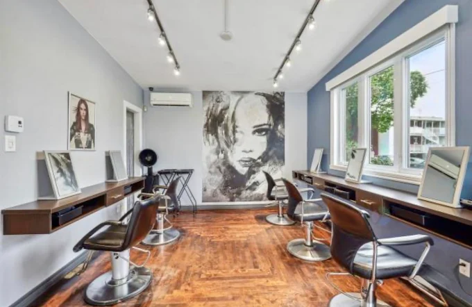 Intérieur du salon Esse — fresque artistique